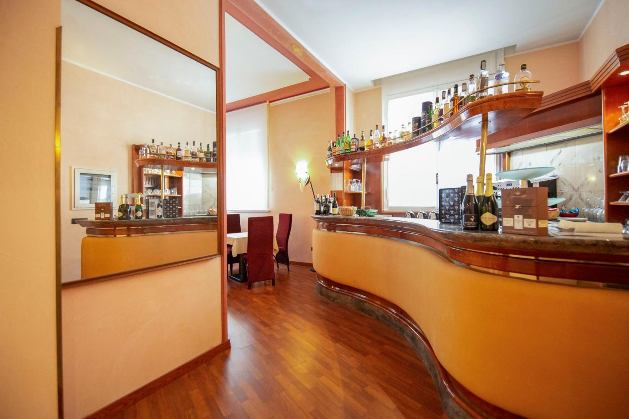 Hotel Estense Модена Екстериор снимка